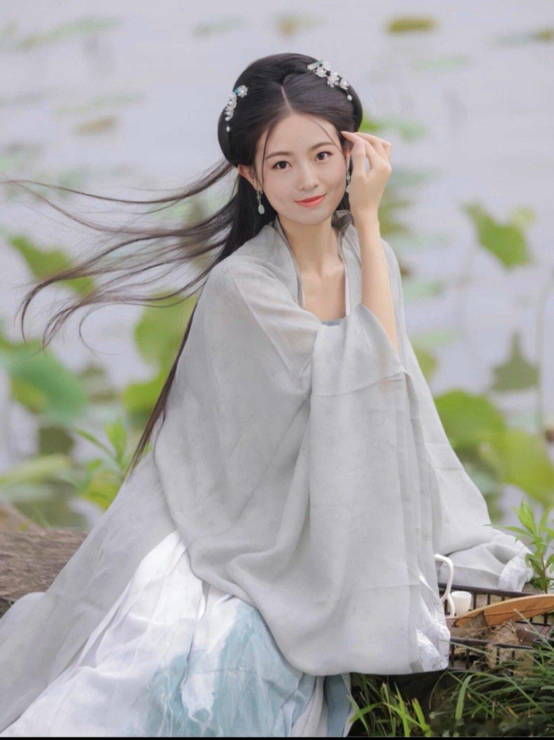 #张萌身材##健闻登顶计划# 如何拥有优秀的身材？01每天早上睡醒喝一杯温开水。
