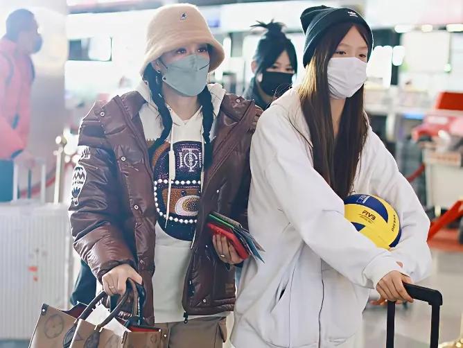丽缇和女儿在机场，仿佛姐妹俩机场偶遇，口罩遮面难掩好心情，拉着行李有说有笑，画面