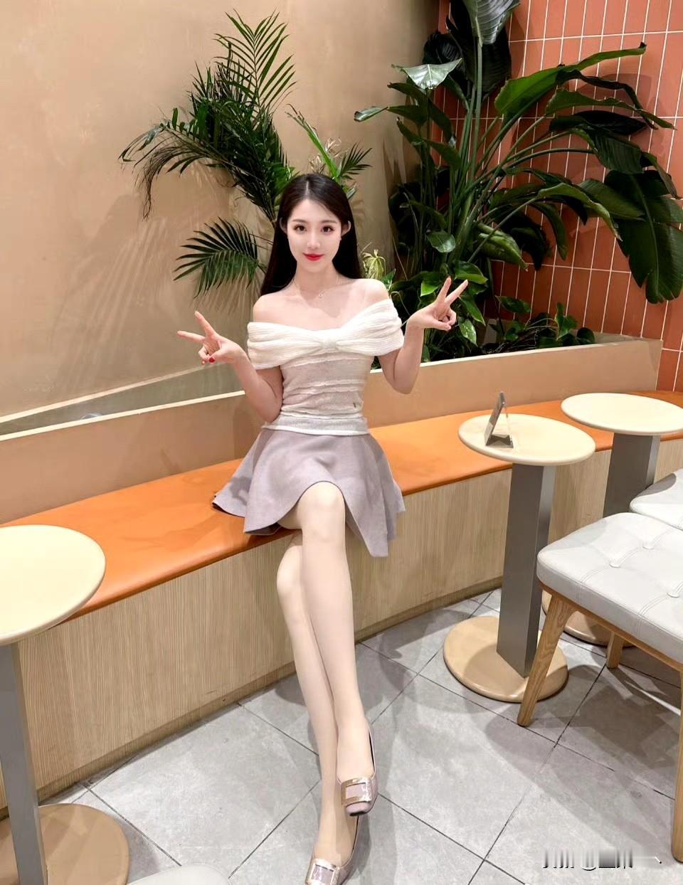 解锁今日份甜系穿搭✨ 一字肩的浪漫勾勒出温柔轮廓，浅灰色短裙添上几分灵动，踩着高