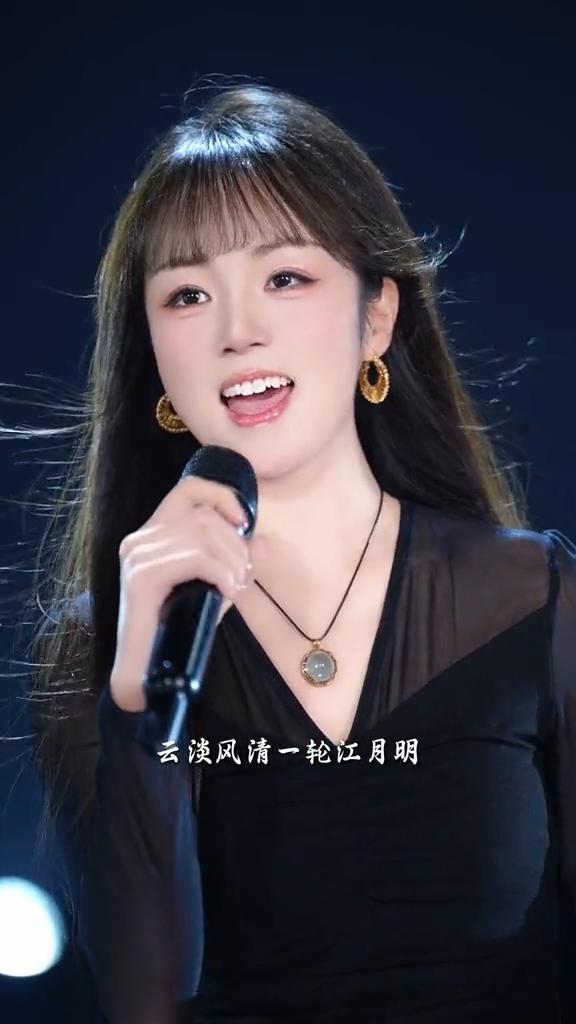 《天也不懂情》。
云淡风清一轮江月明，漂泊我此生任多情。几分惆怅惆怅有几分，独让