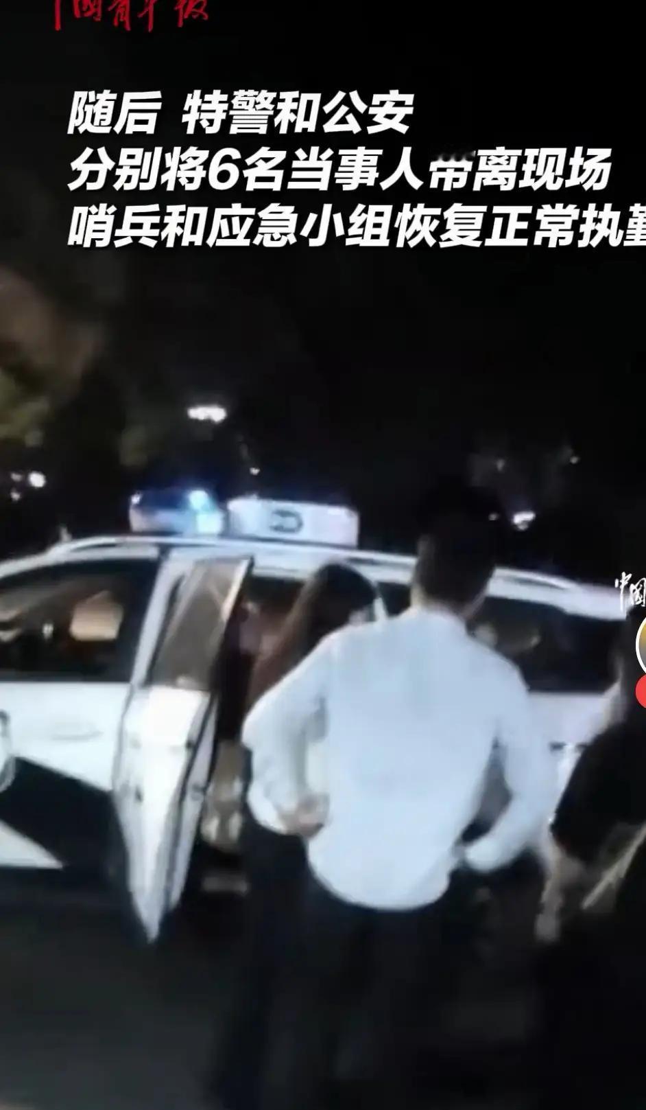 街头突发意外，一名男子慌忙呼救，称遭他人追打，现场情势十分紧急。途经的武警官兵见
