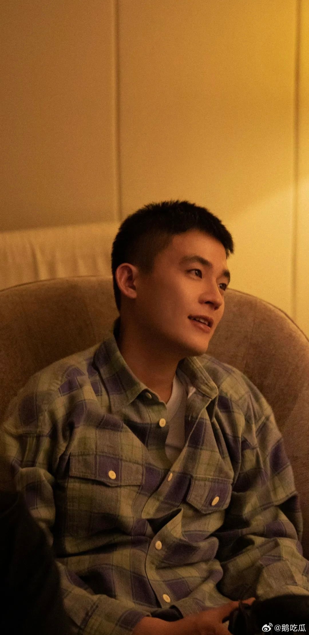 欧豪这是什么宝藏男孩！工作时脏辫、灰衣演糙汉，生活中白衬衫、咖啡配阅读，这反差感