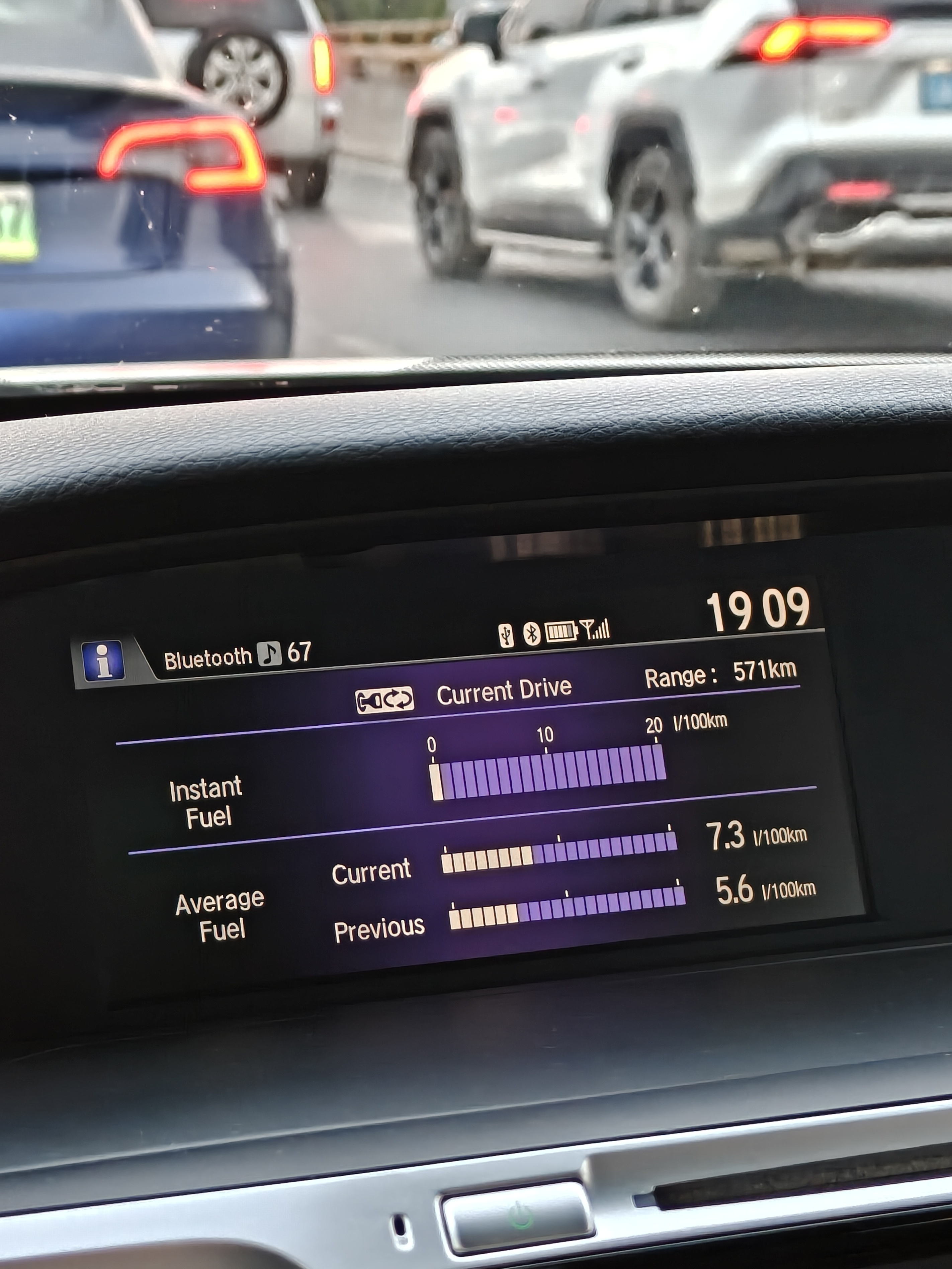 一个下午，昆明到东川开完两个庭又回来，就是高效，去程油耗5.6，回来遇到晚高峰7