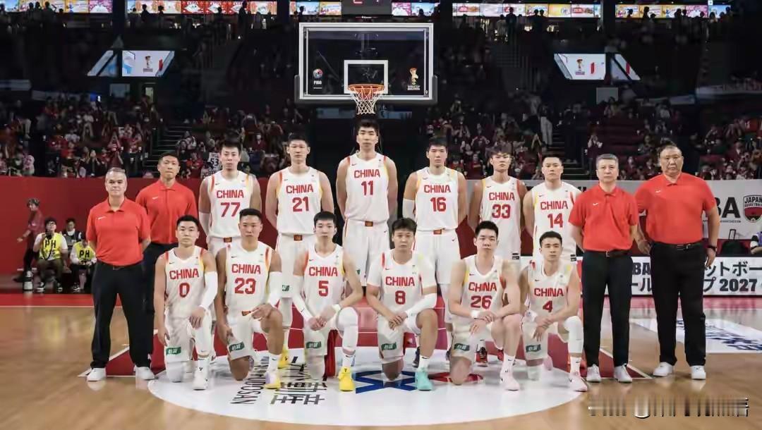 半场落后14分，客场被日本队压着打，谁能想到中国男篮能上演这样的史诗级逆转！男篮