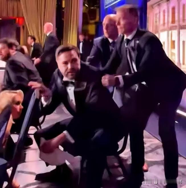 白宫记者协会晚宴枪击发生后，特勤人员迅速保护特朗普夫妇撤离，却留下了一张万斯半蹲