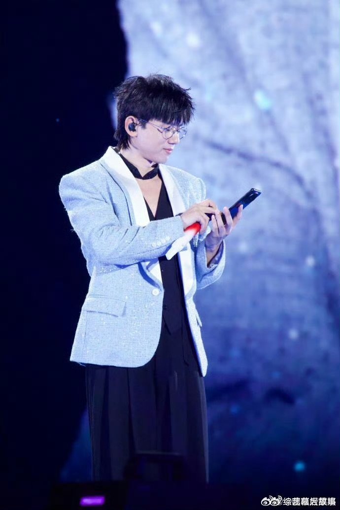 张杰都43了还要回应感情问题 过去的就让它过去，别总拉出来说事 