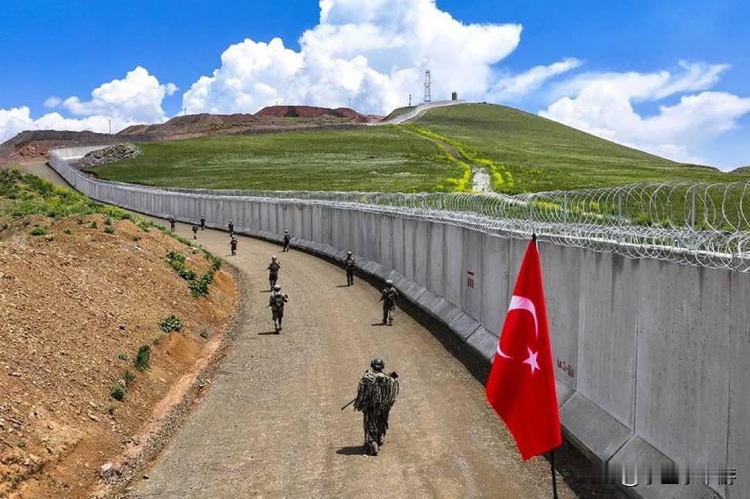 据彭博社报道，土耳其表示正考虑在美军轰炸后出现权力真空的情况下，“进入伊朗境内阻