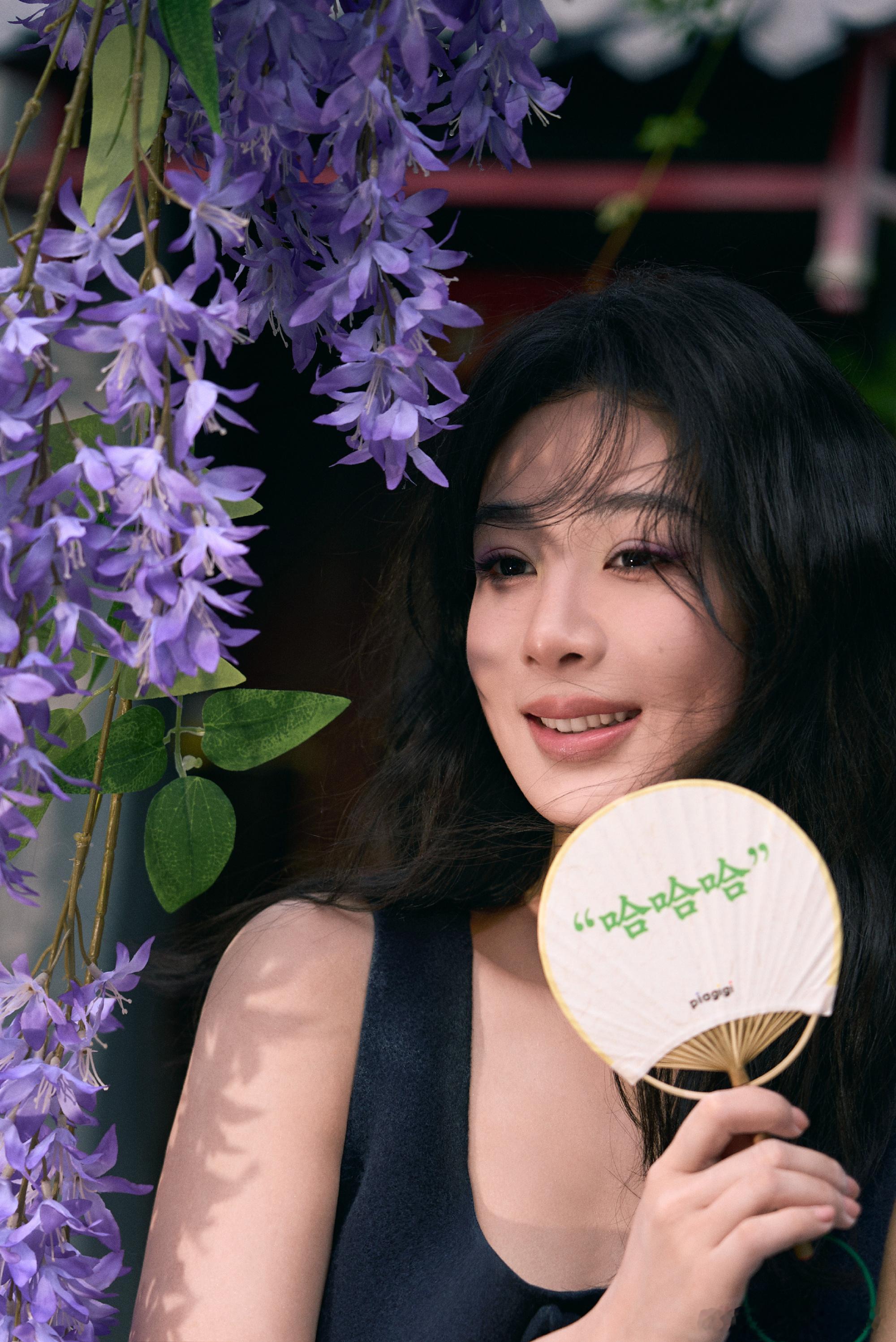 杨紫[超话] 愿那个眼里含着星辰大海的女孩，一直走在开满鲜花的路上。 ​​​