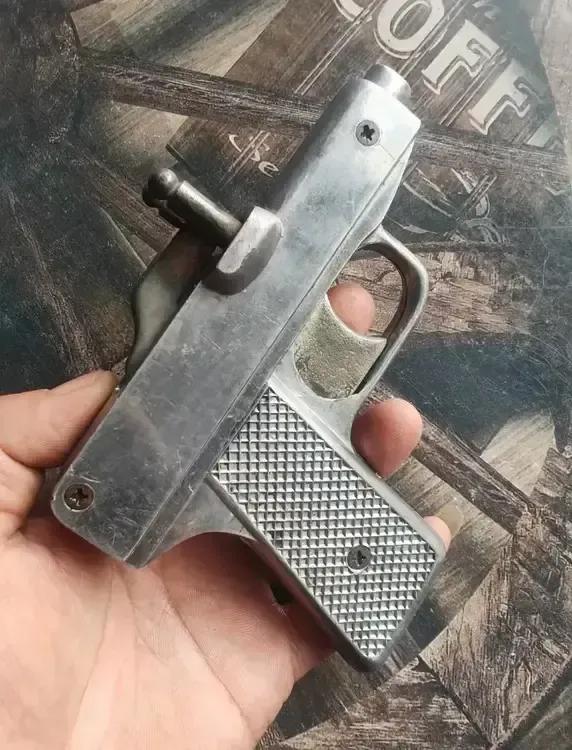 垃圾堆里捡到的，吓得我心里扑通扑通直跳！大家看看这是真家伙吗？要不要上交？