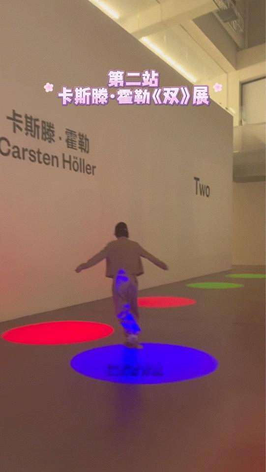 出片还不忘拍出片vlog，这个糖糖完全天生爱豆吧！唐艺昕有自己的出片角度 ​​​