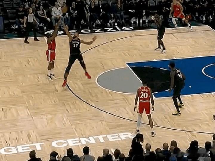 这是废掉哈登的节奏！戈贝尔垫脚哈登，哈登在戈贝尔身边小小一只




哈登迎着戈