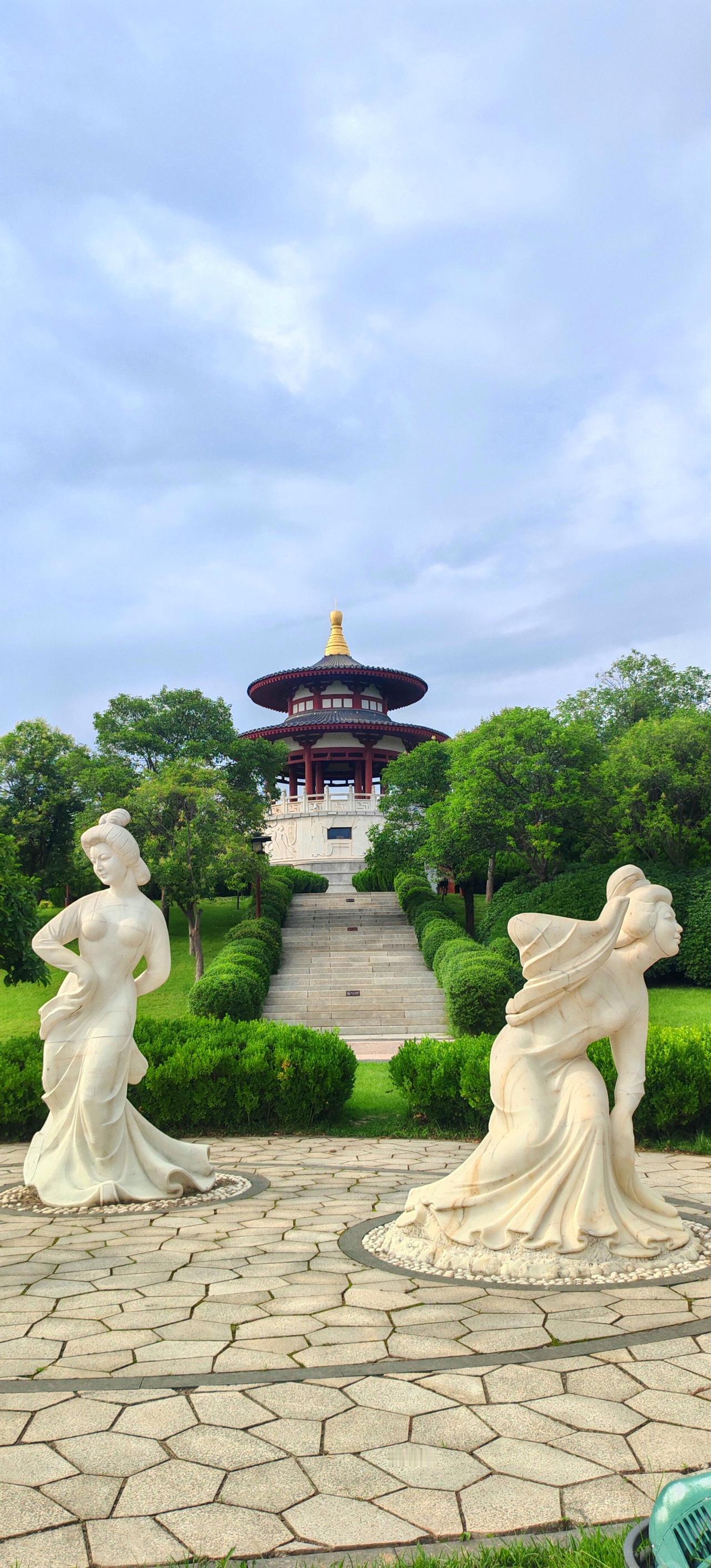 在大唐芙蓉园拍了一组唐朝仕女雕塑，个个珠圆玉润，太有味道了！骑马、嬉戏、梳妆、翩