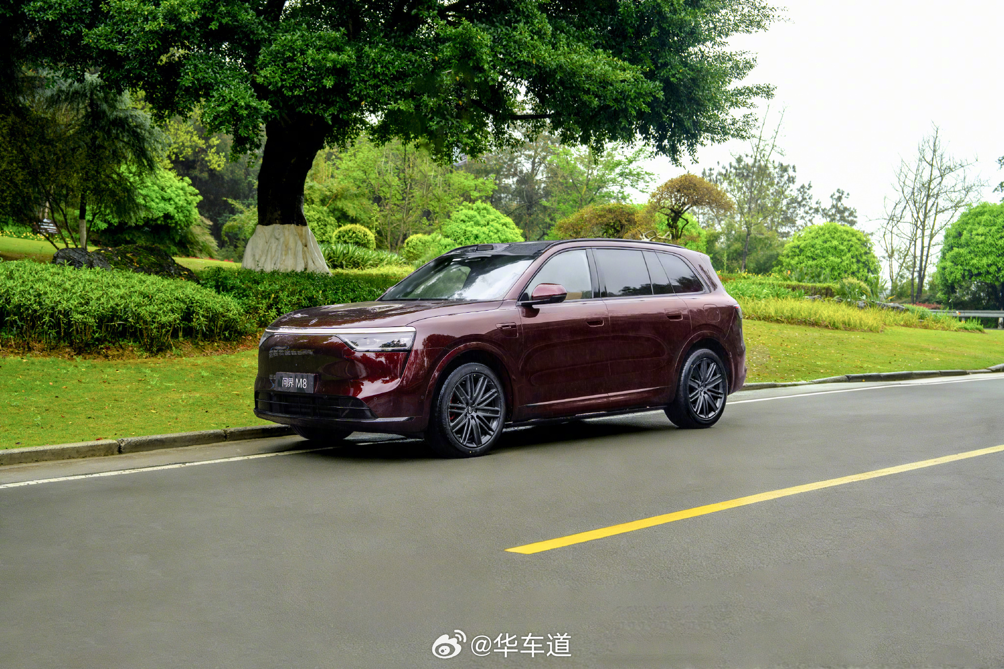 问界M8升级四激光雷达华聊车事 M8作为问界的主力销售车型，这一次的升级的四激光