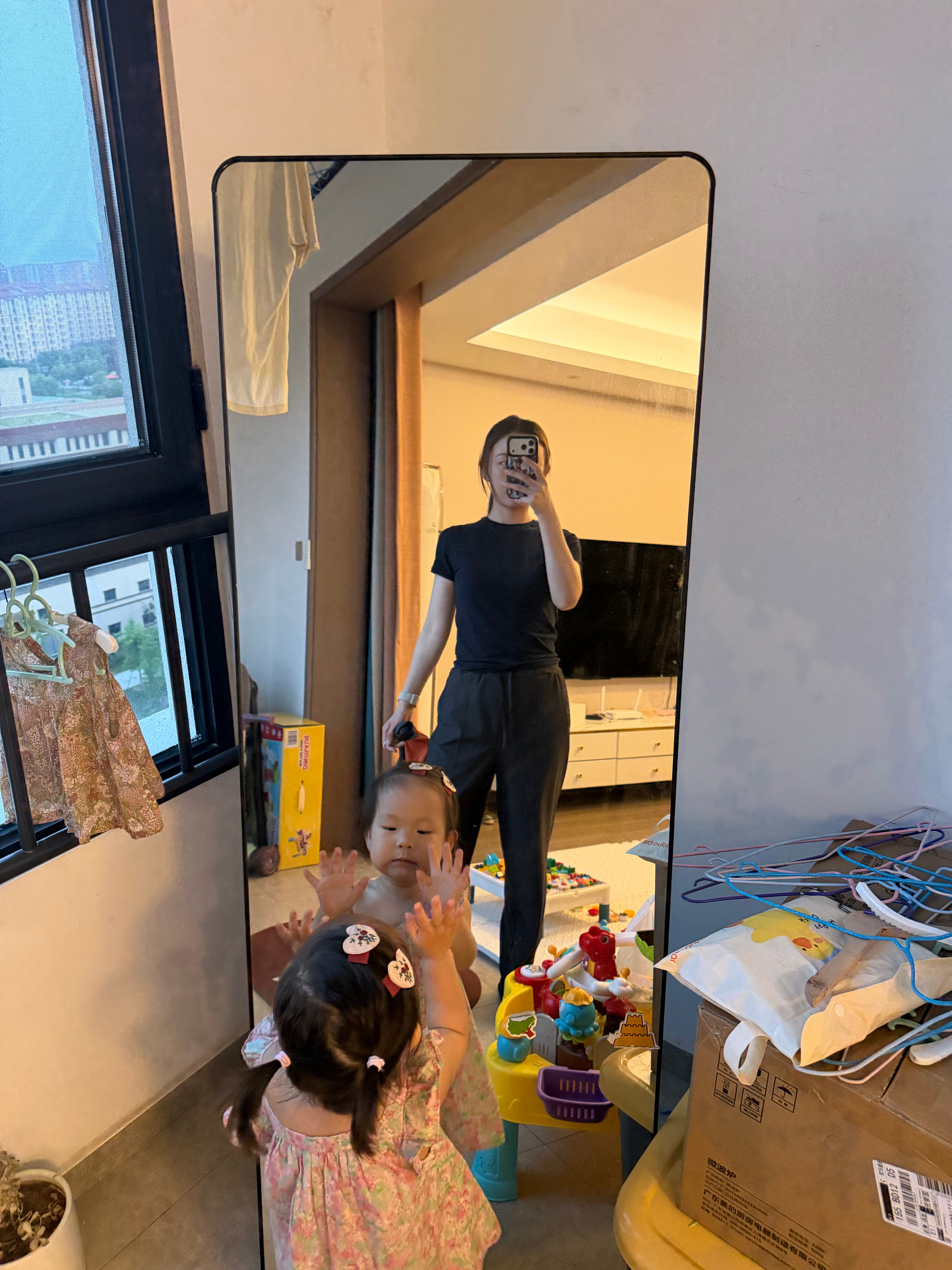 想拍个今日穿搭，孩子一直在抢镜上班穿什么
