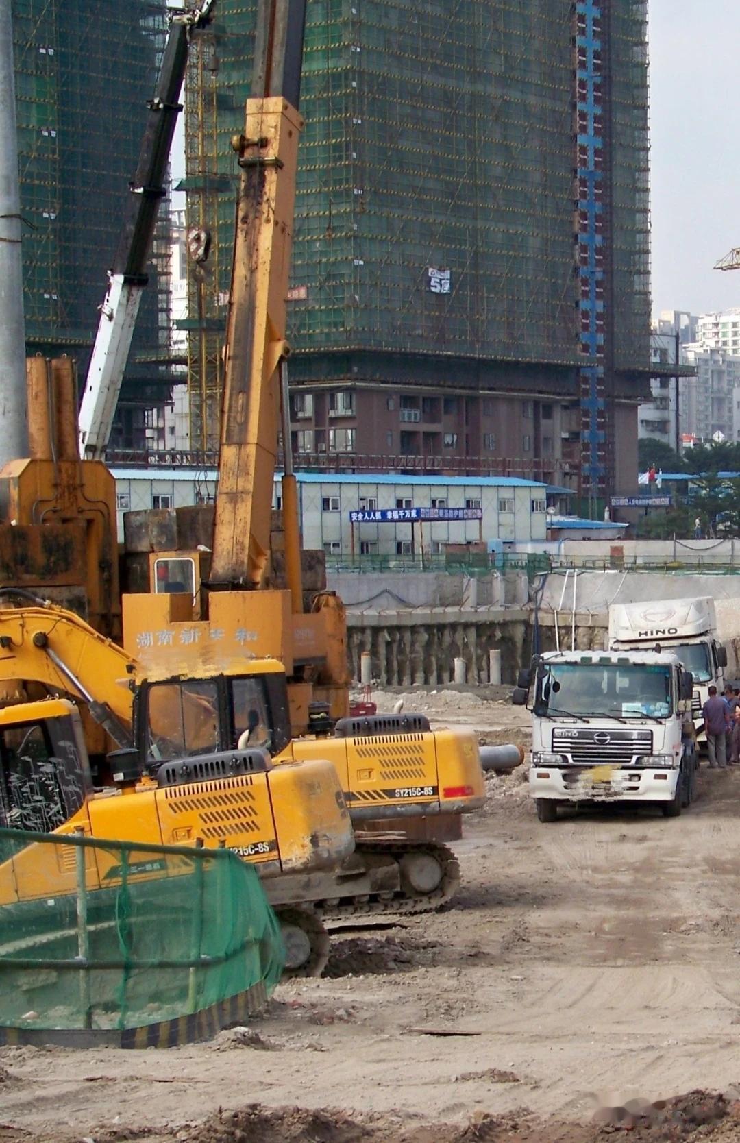 开得起建筑公司的人，能量毋庸置疑，有人说:一年营业额20亿，老板至少赚5个亿吧？