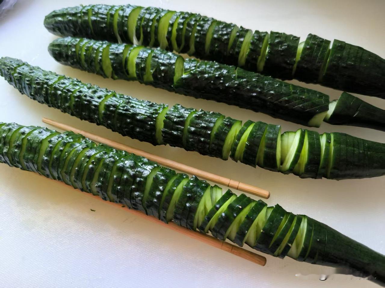 那天从集上买了一兜黄瓜，十棵五块钱。黄瓜放不住，就做了点蓑衣黄瓜。
黄瓜切成螺旋