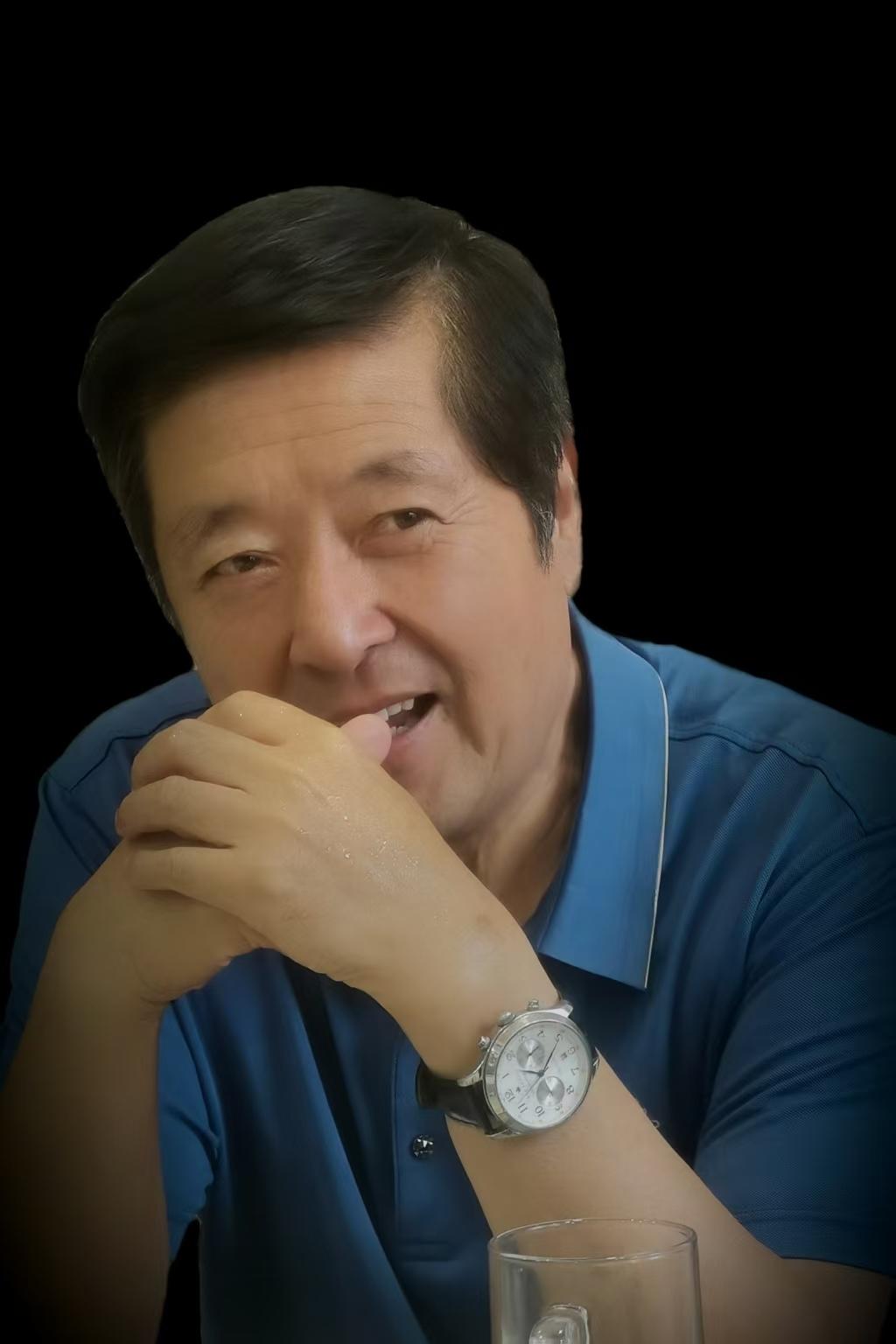 开学半个月之后，一切都稳定下来。
那天晚饭后，我躺在床上休息。王小迪拧开台灯，开