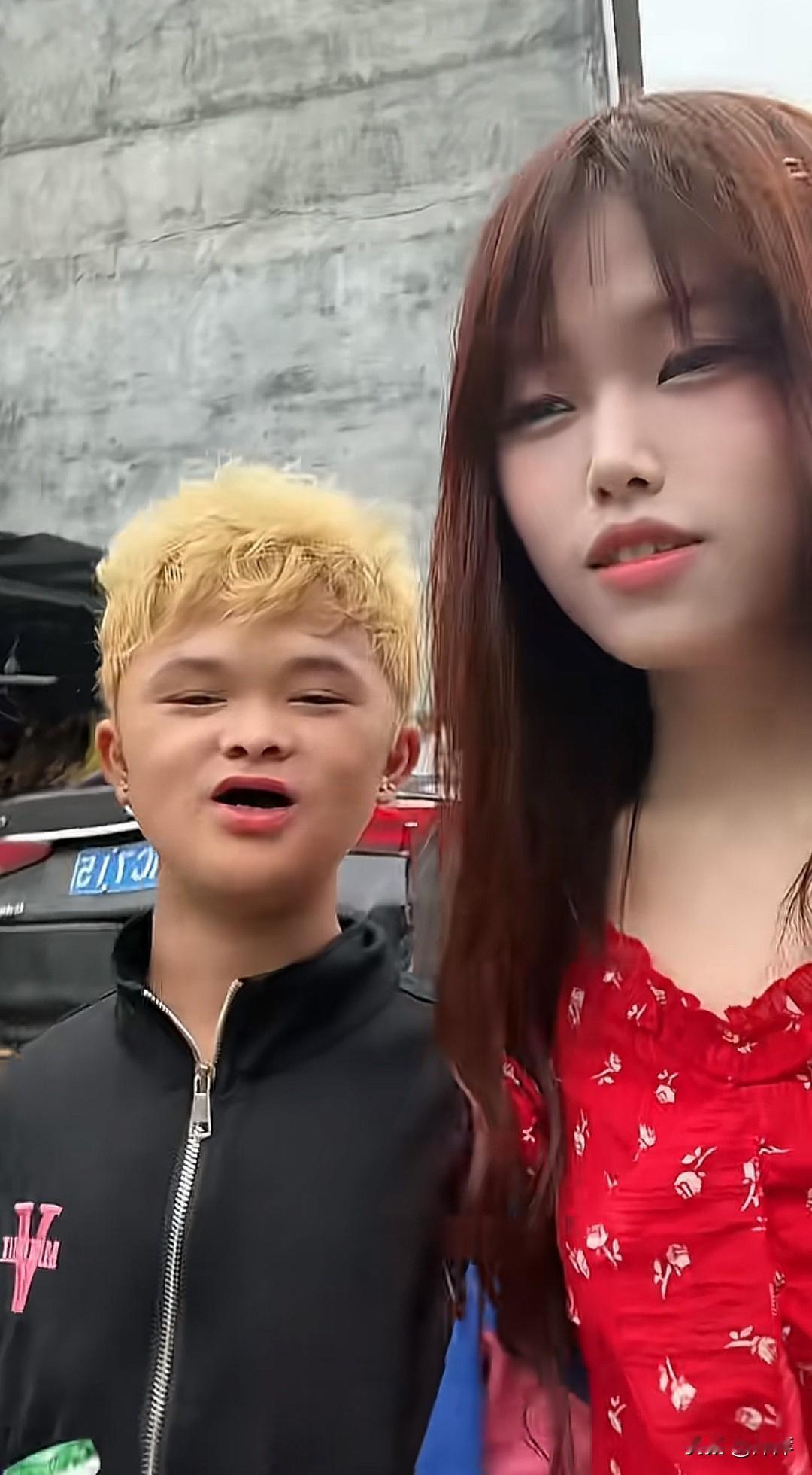 范小勤染了一头黄头发，他身边的美女小姐姐是谁？