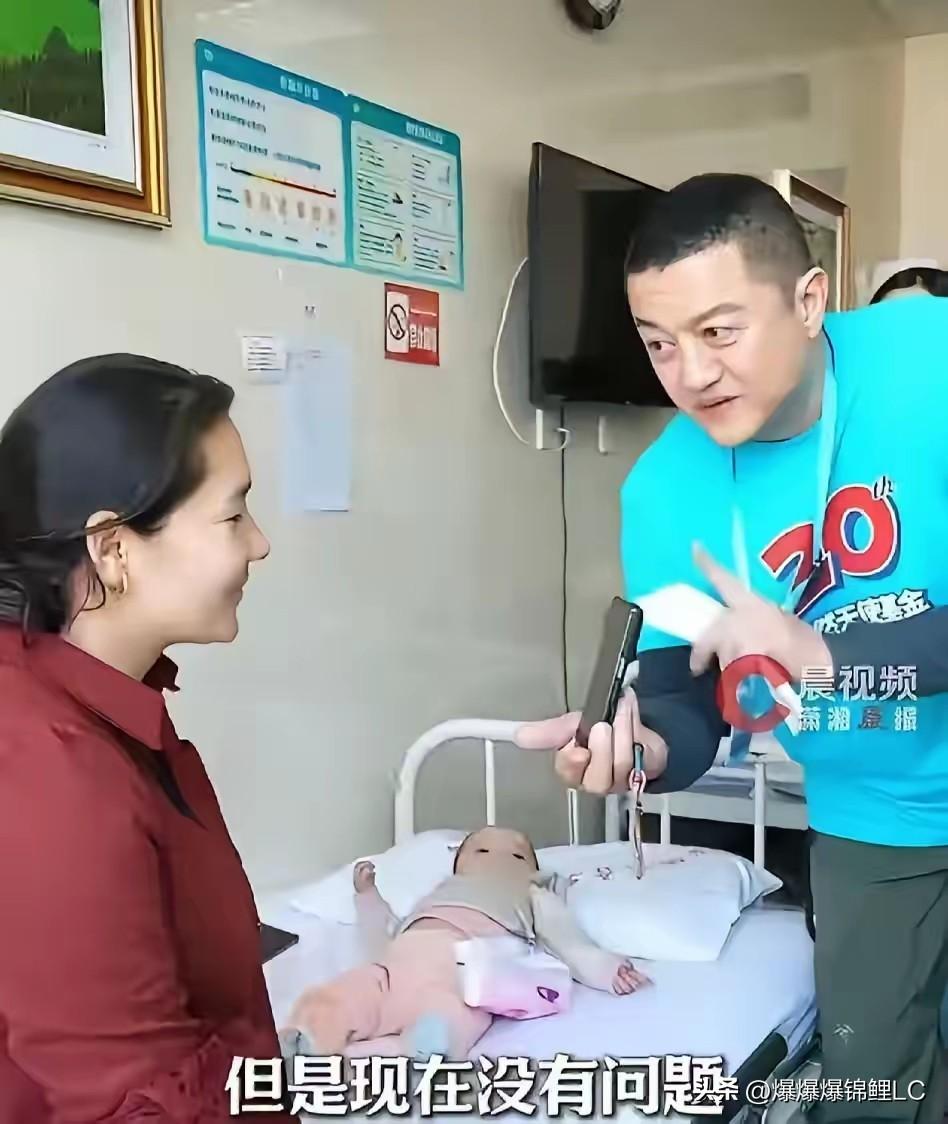 我觉得网上的看客挺有意思的。

平时总爱吐槽李亚鹏做生意不行，欠债还不上。

但