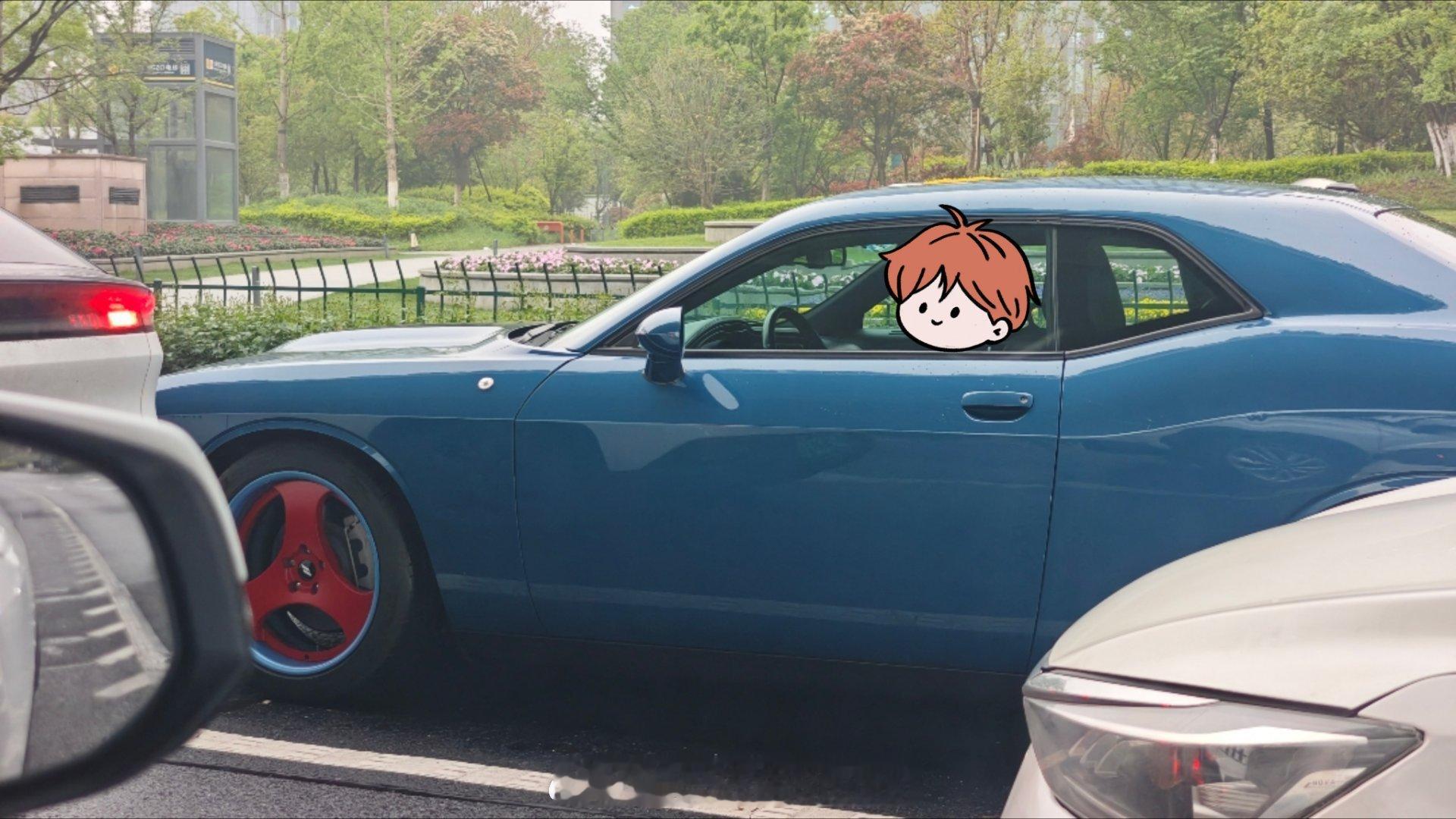 这好像是我第一次看到开着车棚状态的极光，再也不会有这么天马行空的玩意儿了～国内稀