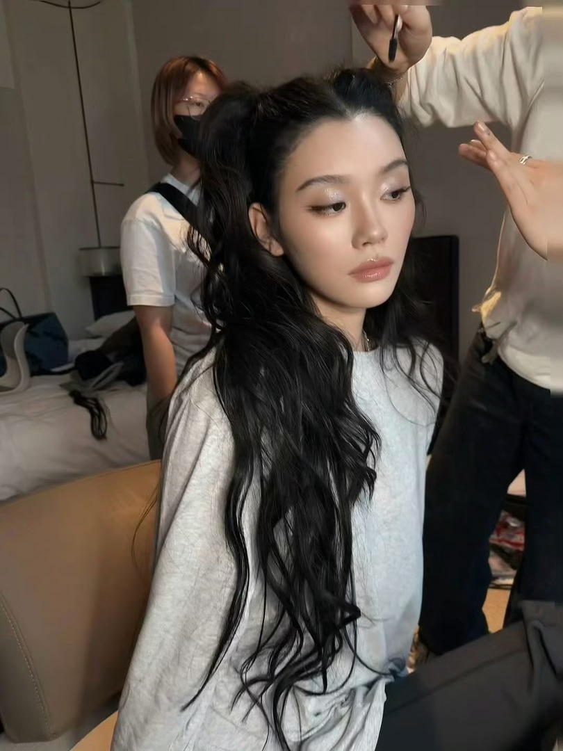 奚梦瑶模特朋友一个没来因为模特朋友们都有自己的工作而且时间错不开🤣为什么非要盯