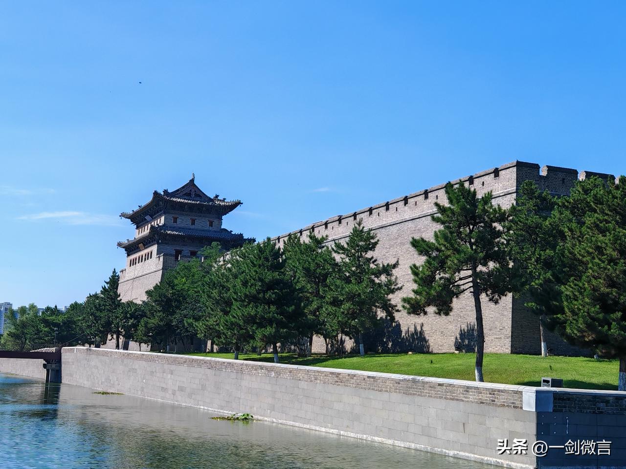 老两口自驾游之大同古城
9月3日早7点，老两口骑共享单车到达古城，先在大同古城和