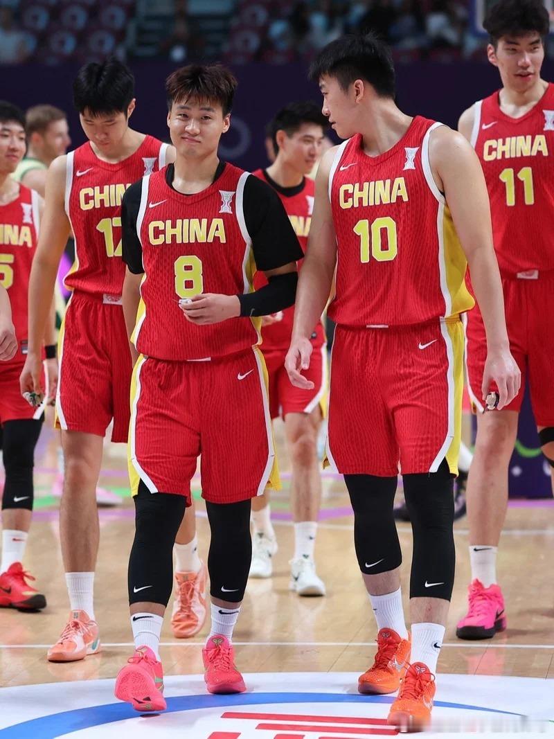 本赛季上海男篮能够顺利拿下CBA总冠军，主教练卢伟独到的选人眼光与不容动摇的团队