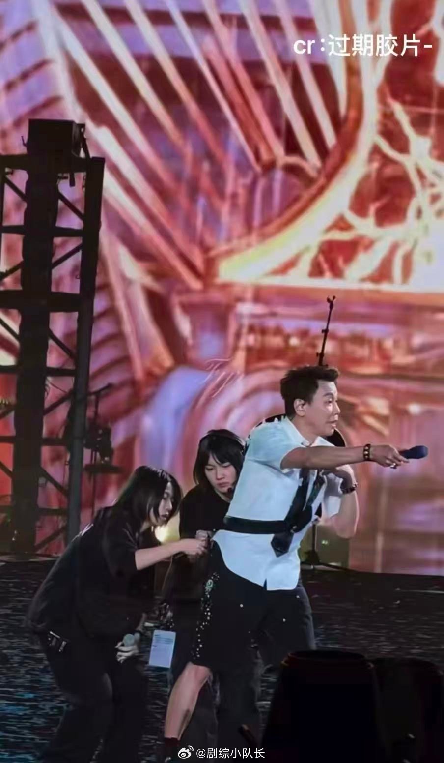 陶喆又闯祸被工作人员追着跑 工作人员一个箭步冲上去，陶喆一个急转弯闪开。两人在舞