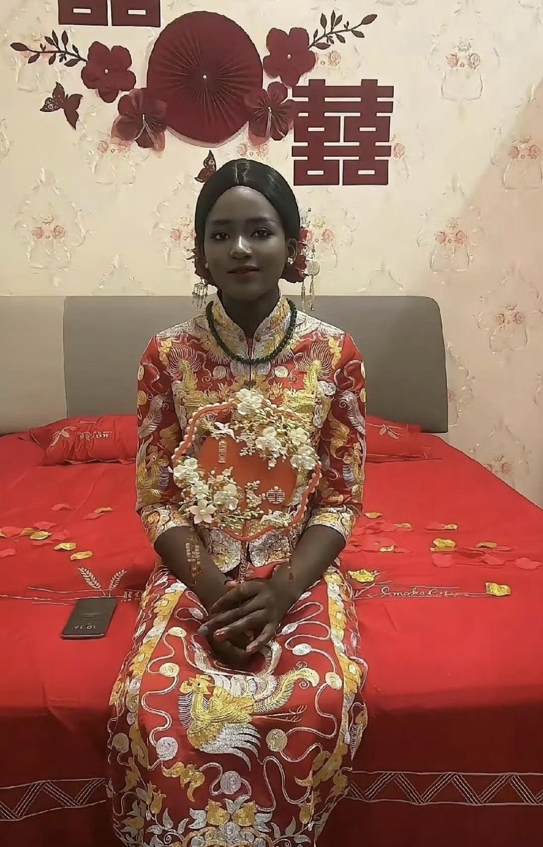 中国小伙娶了一位黑人妻子，求婚现场小伙为了迎合妻子，脸上涂满了黑色鞋油。这位黑人