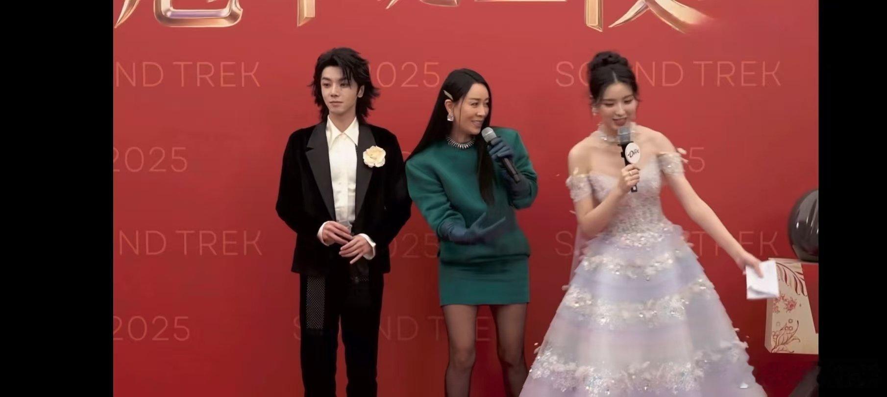 那英 腿精声鸣远扬直播声鸣远扬 那英时尚王者！绿裙黑丝秀长腿，又美又飒，腿精本精