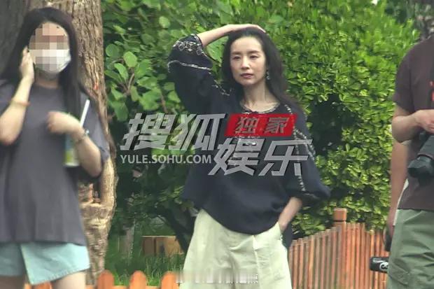 董洁户外拍广告路透图 ​​​