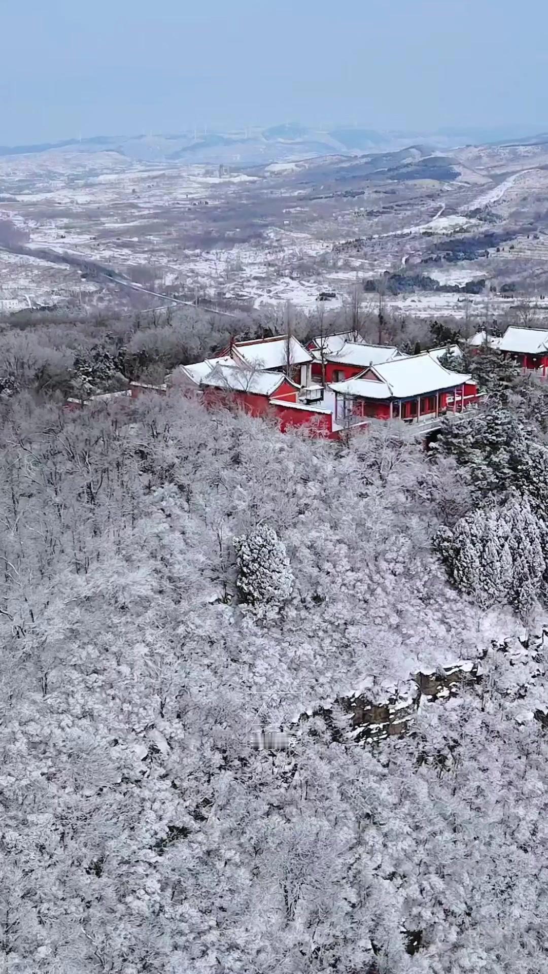 ⛰️在淄博八陡镇的黑山之巅藏着一座千年古刹黑山爷爷庙，又名铁山寨，始建于唐末。从