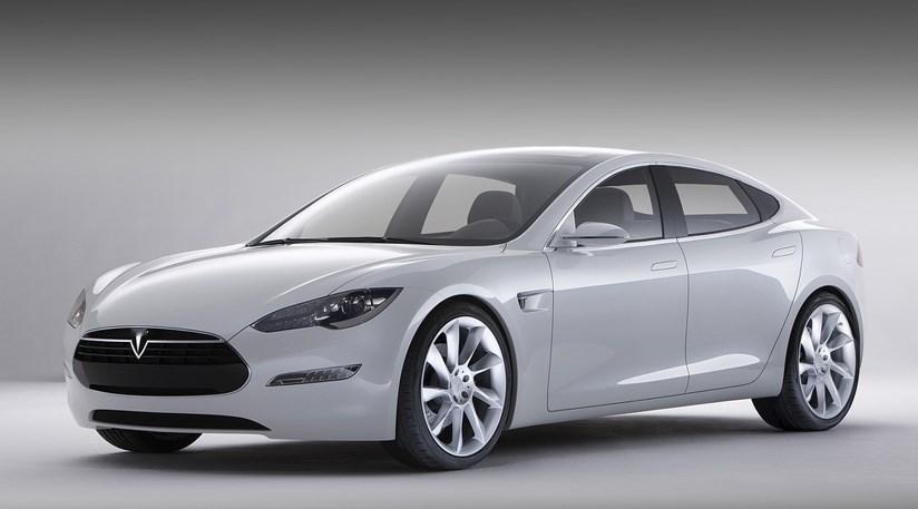 来自2009年的特斯拉Model S注：2009年是15年前，那个时候iPhon