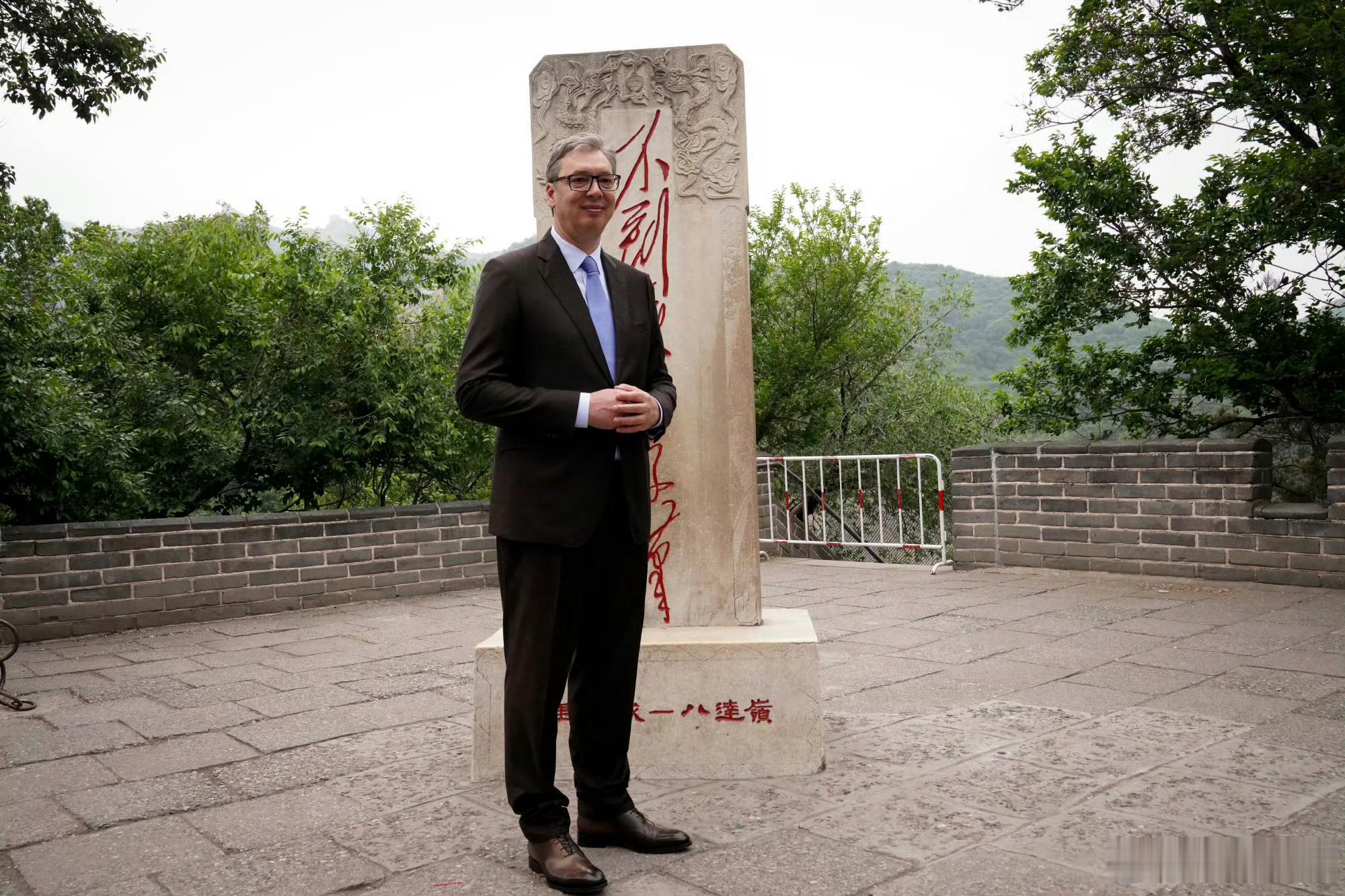 武契奇说，欧洲正在衰落，原因是欧洲人的工作投入不如中美两国。他认为，欧洲人坐吃山