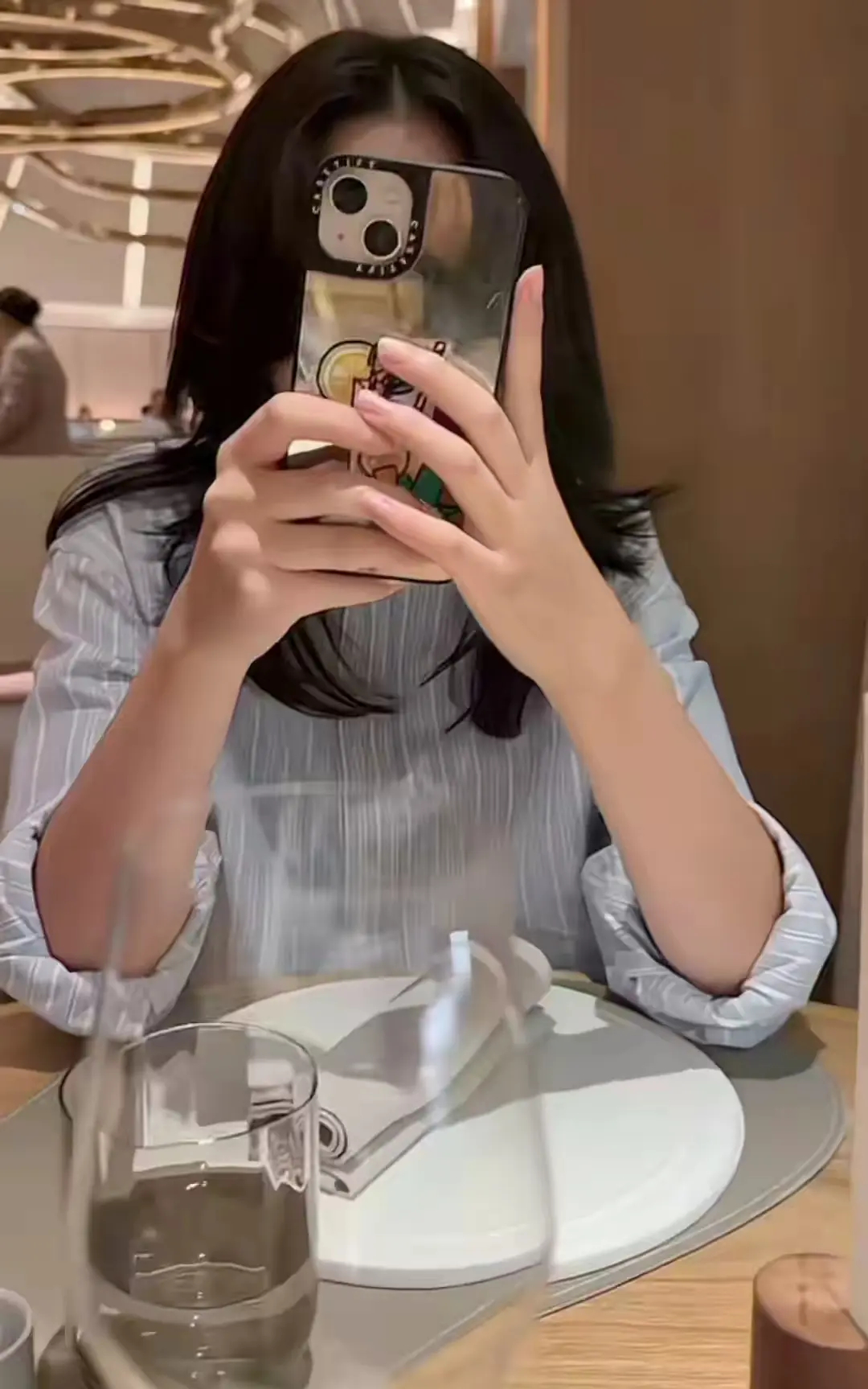 汪小菲携玥儿畅游，香港换新穿搭气质温婉大方，暖心父爱超治愈 