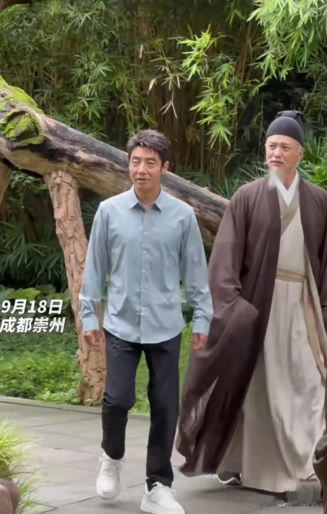 撒贝宁和周一围现身崇州录节目，一古装一现代，反差感好绝。
周一围一副古装打扮，白
