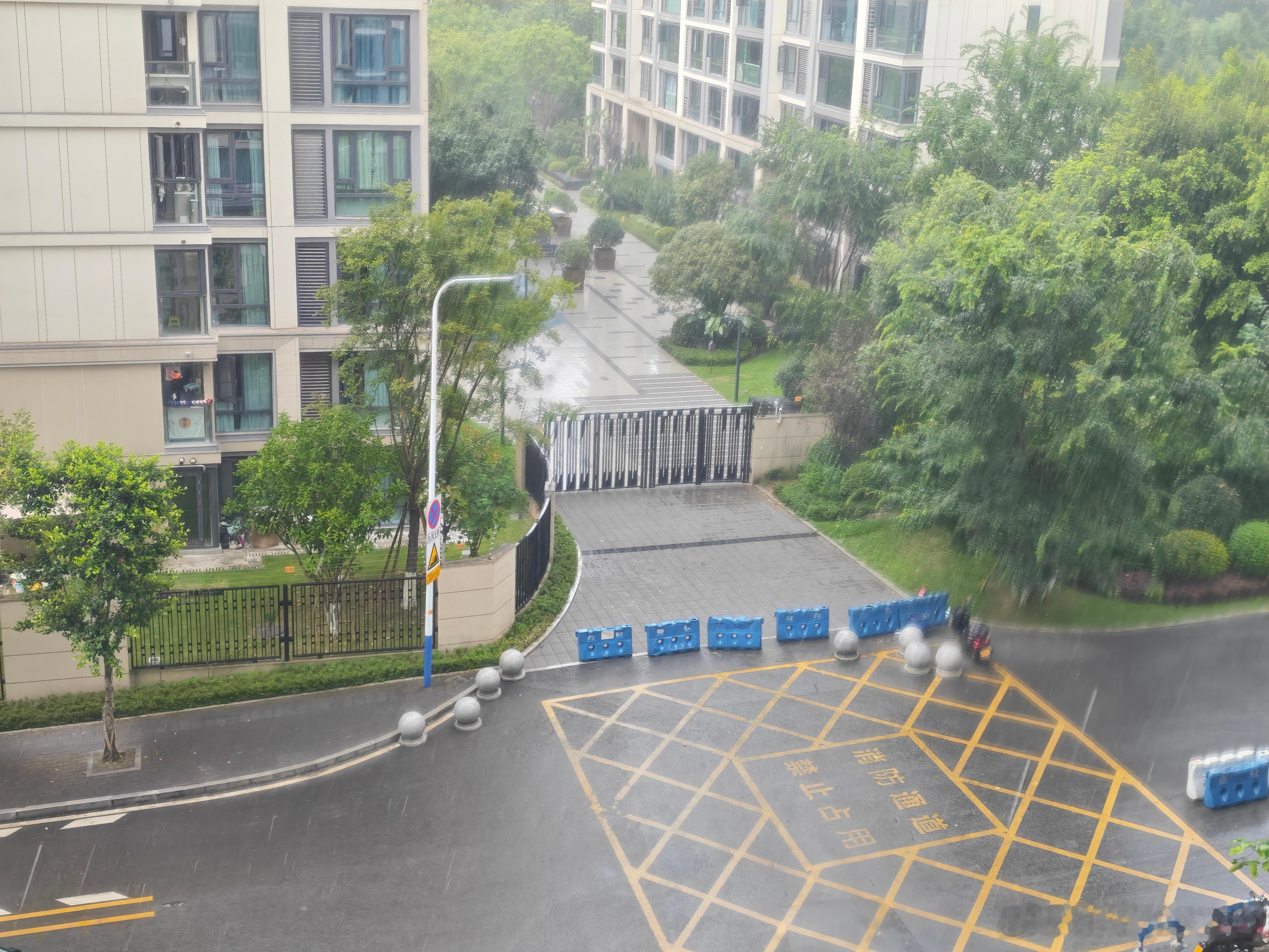 重庆这场暴雨怎么让我有一种西游记中火焰山终于下雨的感觉
