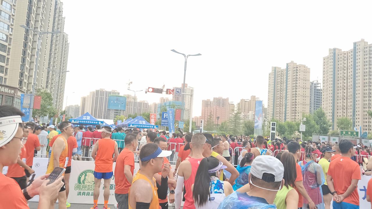 跑出健康，跑出快乐！场面井然有序，参跑这外面的人更多。