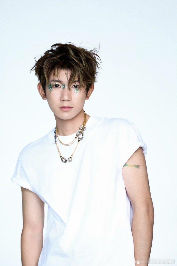 王源手臂ego纹身藏态度，410小时手工巡演服，匠心与自我皆闪耀！王源手臂字母王