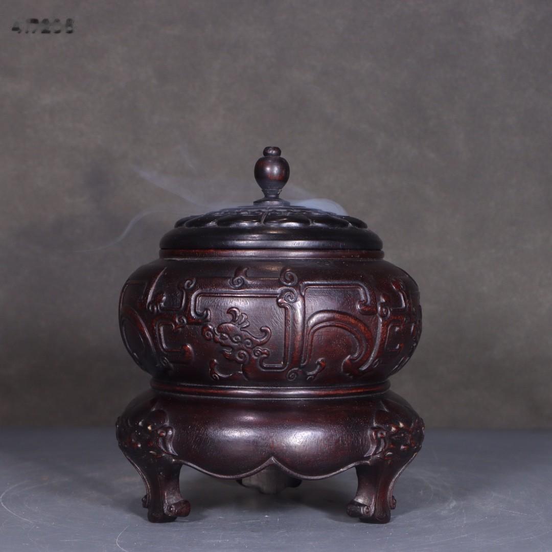 旧藏：老紫檀木雕香薰。
规格：肚径13.5厘米、高16.5厘米，重648克。
简