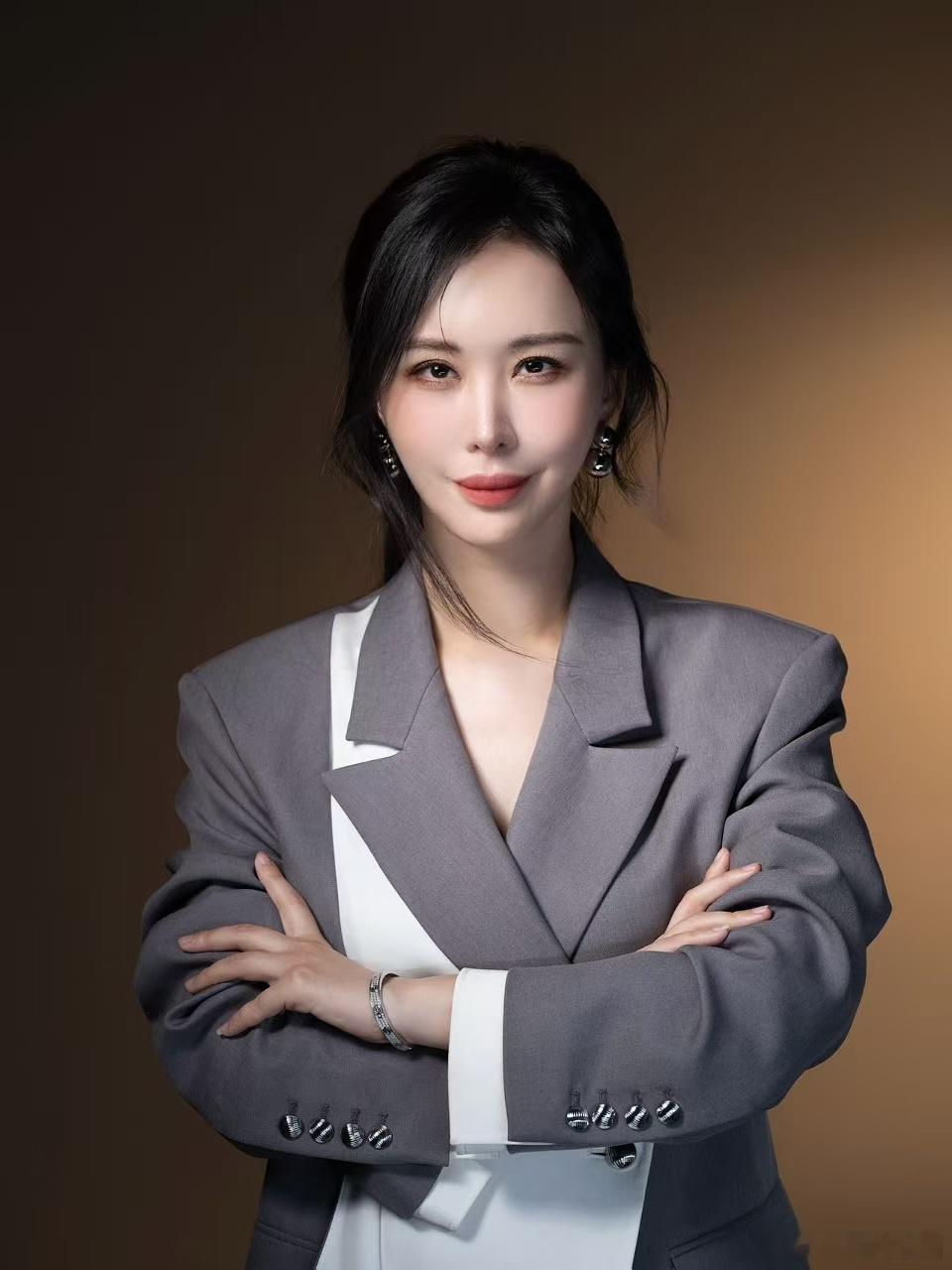 田朴珺的商业头脑被低估了！她把舆论战变成品牌升级战，用内容敏感度赢得市场，这波操