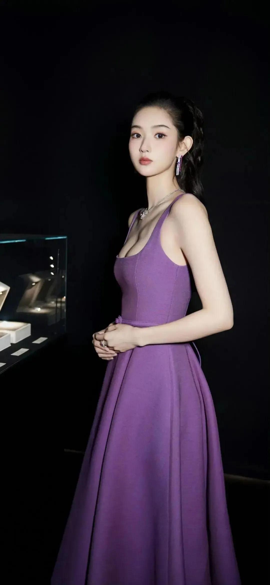 王玉雯穿紫色抹胸裙拍照，气质出众犹如女神。