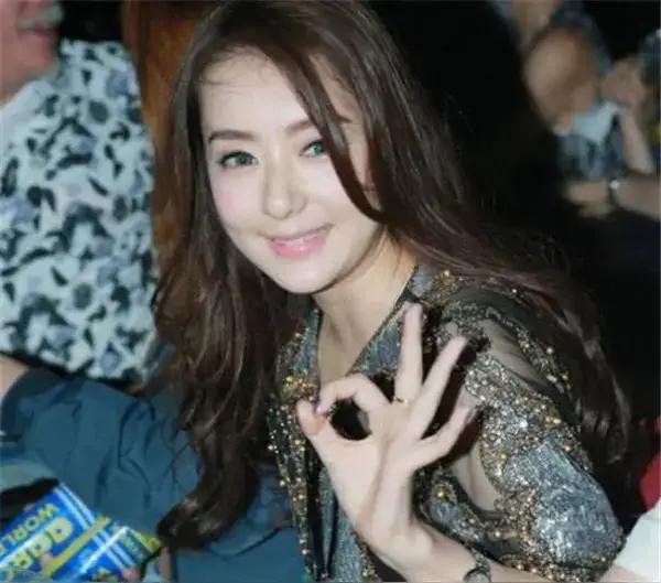 方媛估计是嫁给天王郭富城后，她身边的人还有她老家的人，都捧着她，顺着她，让她误以