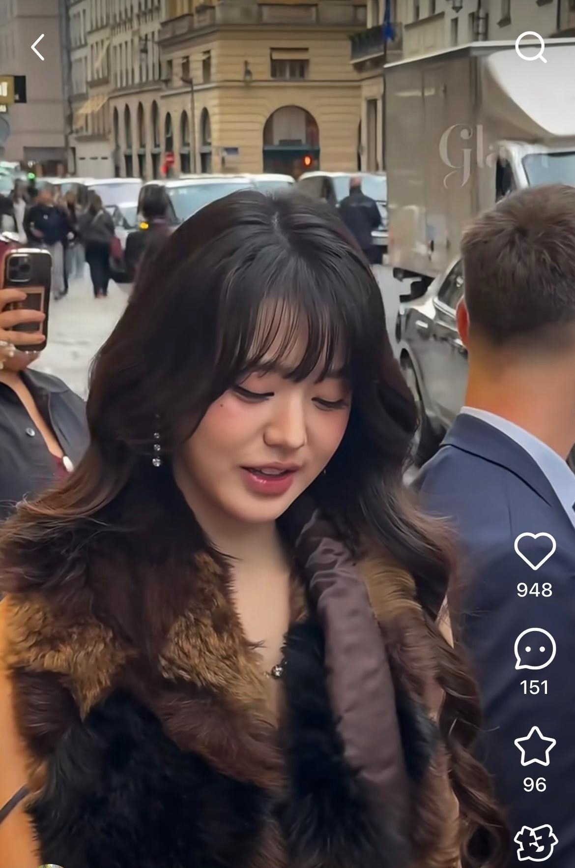 张元英不是才21岁吗？怎么就发腮了，木偶纹也有了 ​​​