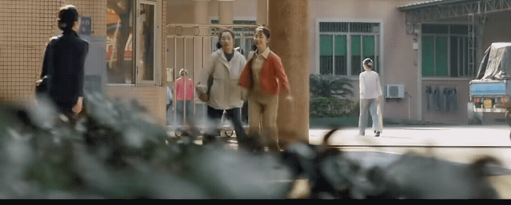 《我的山与海》11-12集预告:
 方婉之找到了新工作还带上了李梅，但是两个人刚