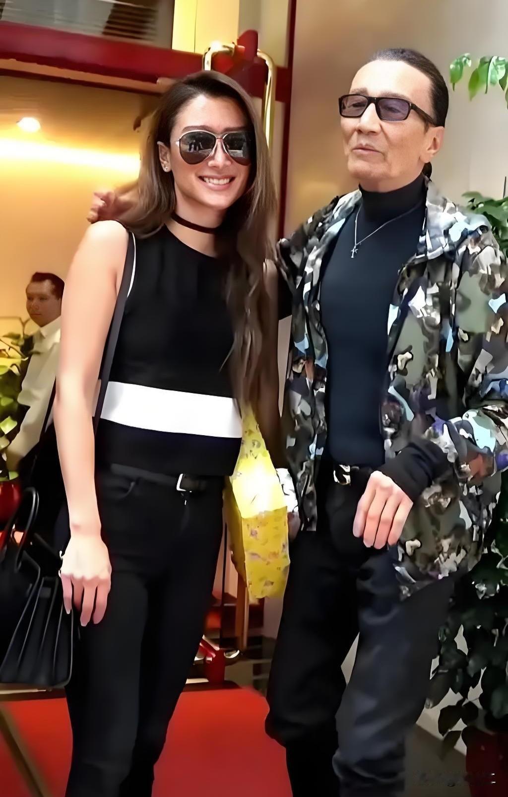 谢婷婷跟父亲谢贤长得真的很像，遗传了谢贤的骨相。仔细看眉眼、脸部轮廓，处处都能看
