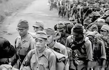 1946年，义勇军第一支队在通化城内，抓获了3000多名日军俘虏，把他们押到冰河