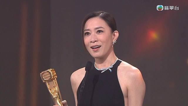 佘诗曼凭借《新闻女王2》再封TVB视后！
这是阿佘第四次拿下视后奖杯了，前三次分