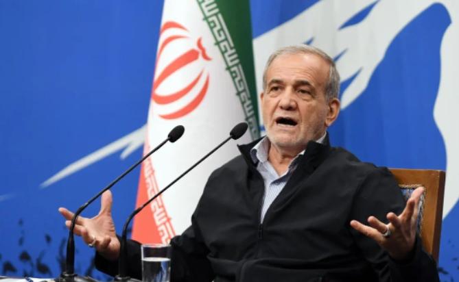 伊朗总统一边告诉巴基斯坦"我们无意与邻国冲突"，一边话锋一转：谁的基地被用来打伊