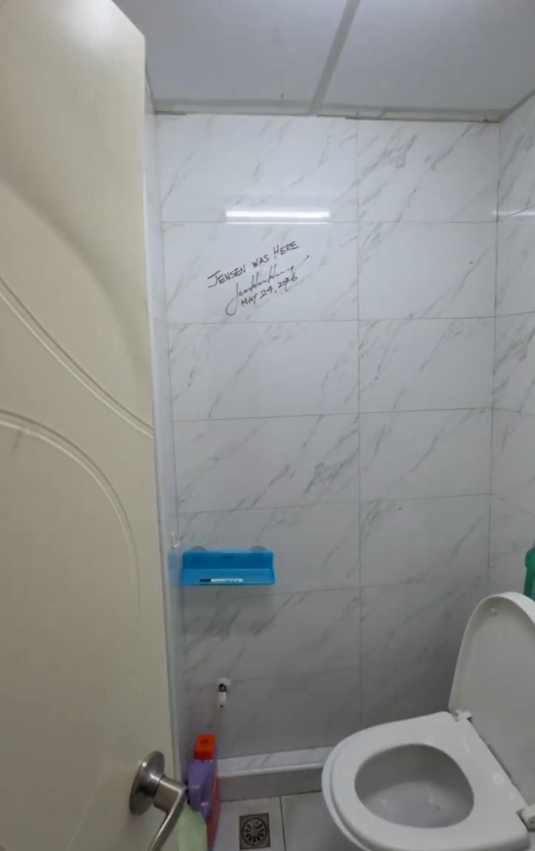 「老黄到此一游」，竟然是真的！

亿万大佬这么中二的吗？

太……无法评说了，只